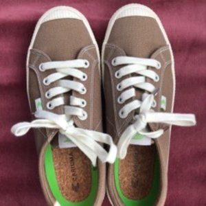 Cariuma Sand Contrast Thread Canvas Sneaker - Womens Size 7.5